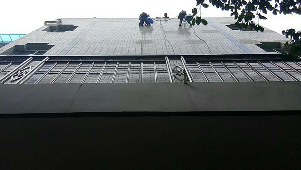 2018年9月28日建委外墙除漆由重庆美万家保洁服务有限公司承接并保值完成，取得甲方认同与好评！