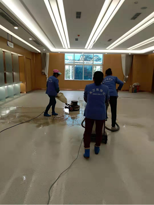 2019年3月9日万州美年大健康体检中心地板出胶工程由美万家保洁公司承接并顺利完工！