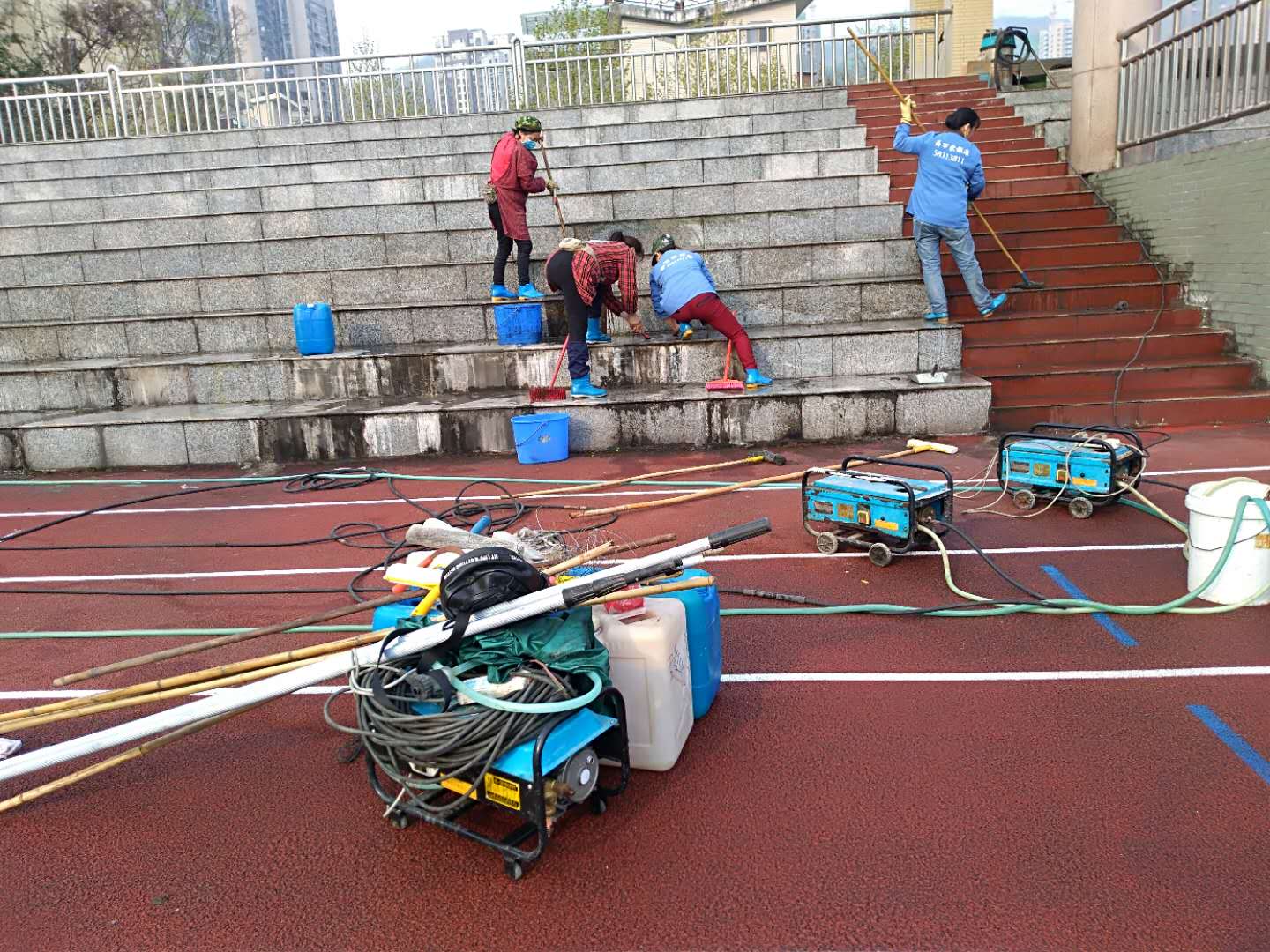 2019年3月26日万州国本中学观音岩校区操场清洗工程由重庆美万家承接并顺利完工