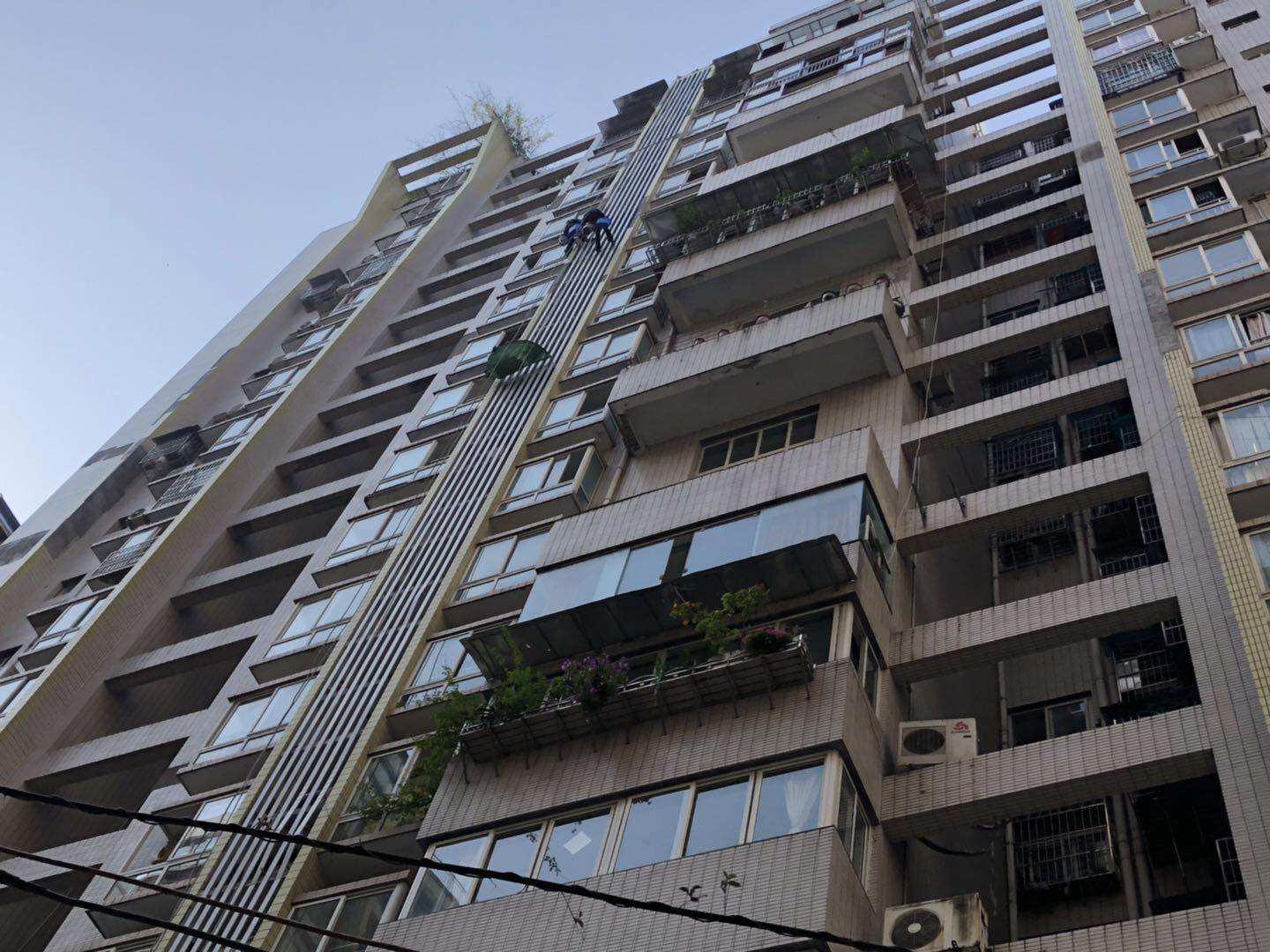 2019年4月22日重庆万州周家坝万兴大厦外墙排危