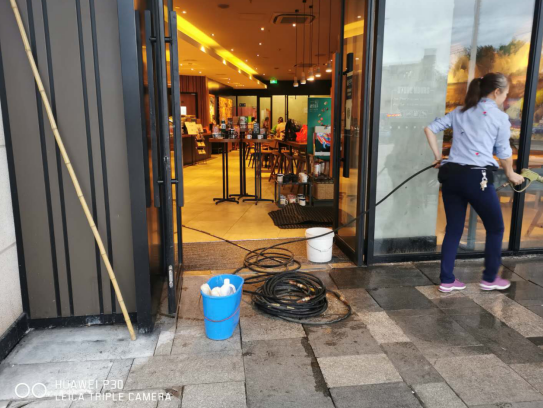 2020年10月9日重庆万州星巴克咖啡清洗玻璃及地面服务