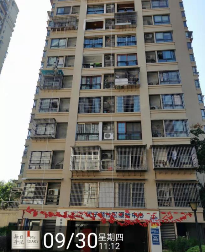 2021年10月17日重庆市万州区康德天子湖小区外墙可燃雨棚拆除服务，由重庆美万家保洁服务有限公司万州分公司承接。