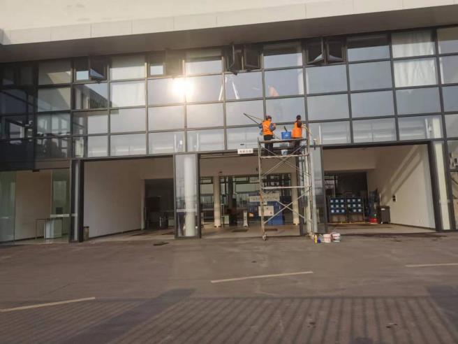 2022年3月14日重庆市万州区宝渝4s店外墙吕塑板及室内玻璃清洗由重庆美万家保洁服务有限公司万州分公司承接