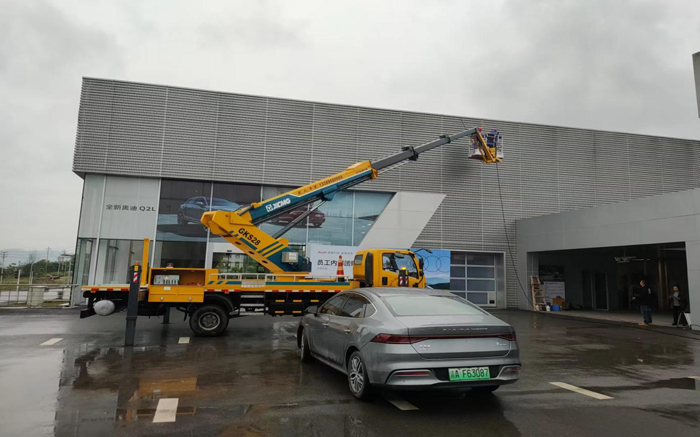 2022年4月17日重庆市万州区奥迪4S店外墙清洗由重庆美万家保洁服务有限公司万州分公司承接