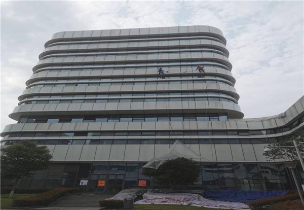 2022年10月7日万州经济技术开发区管理委员会外墙清洗服务由重庆美万家保洁服务有限公司万州分公司承接,并圆满完成任务,且得到甲方一致好评。