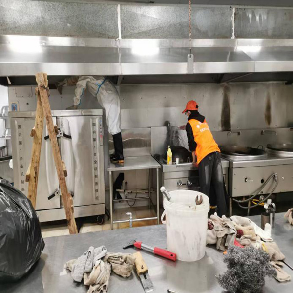 2025年8月10日净烟护厨保安全!重庆市万州第一中学厨房油烟机深度清洗,为师生舌尖护航