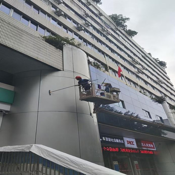 2025年10月20日焕新天际线！中国人民保险大厦玻璃幕墙焕新记