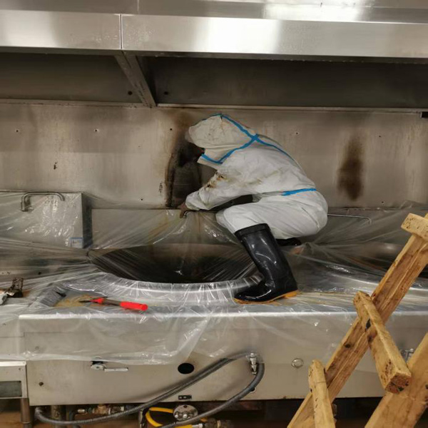 2025年8月10日净烟护厨保安全！重庆市万州第一中学厨房油烟机深度清洗，为师生舌尖护航